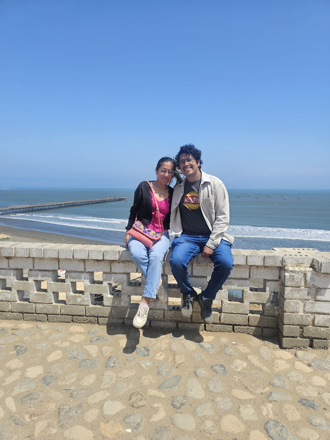 Angie y Felipe en el malecón de Pacasmayo